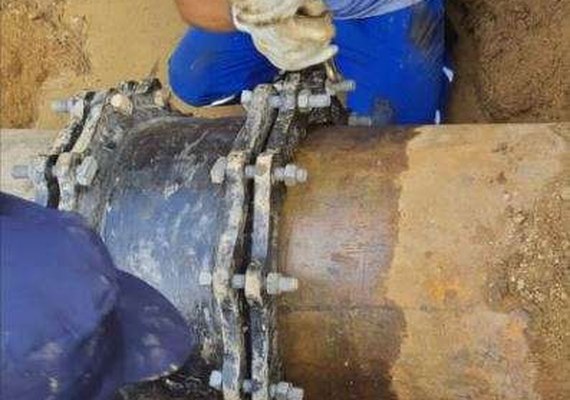 Casal conclui reparo em adutora que fornece água a Palmeira dos Índios