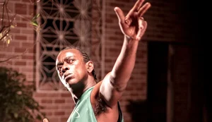 'Narciso' transforma mito grego em reflexo sobre afeto negro