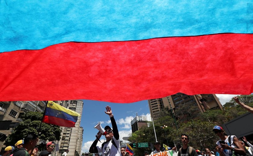 Manifestantes contra e a favor de Nicolás Maduro saem às ruas na Venezuela