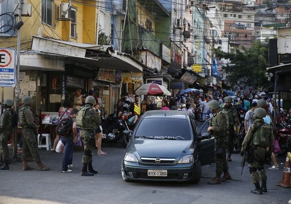 Operação em comunidades do Rio mobiliza mais de mil agentes