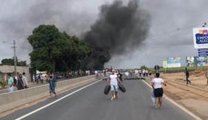 Rodovia AL-220 é bloqueada por moradores de loteamento em Campo Alegre