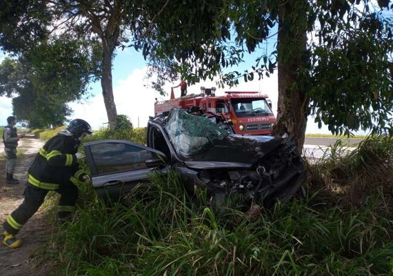 São Miguel dos Campos: mulher de 35 anos perde controle de carro, bate em árvore e morre