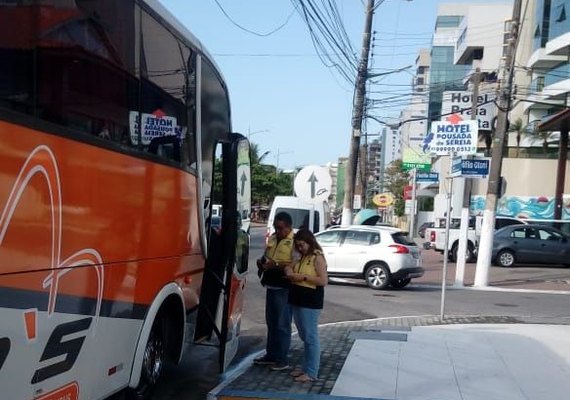 Fiscalização verifica situação de vans e ônibus de turismo na orla de Maceió