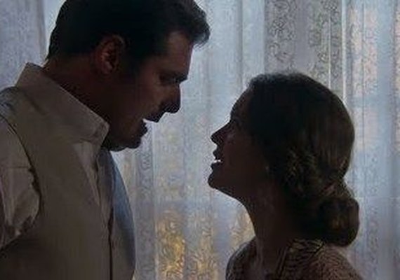 Elisabeta abandona Darcy em baile após discussão por ciúmes