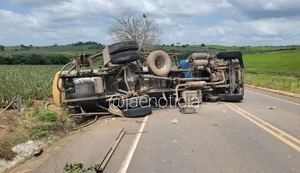 Caminhão-pipa tomba na zona rural de Arapiraca e motorista fica ferido