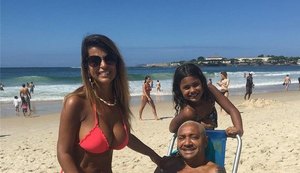 Tiririca posta foto em praia no RJ e corpão da mulher rouba a cena