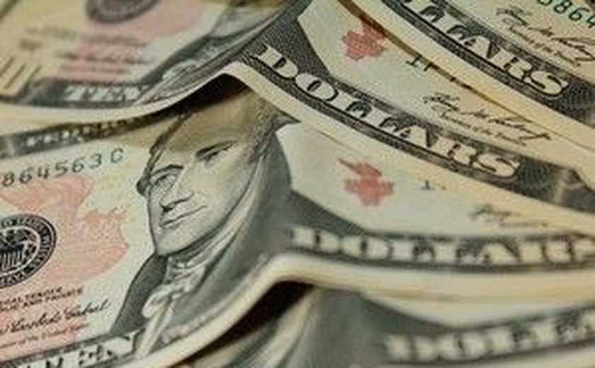 Dólar fecha em leve queda nesta segunda, com alívio no cenário político