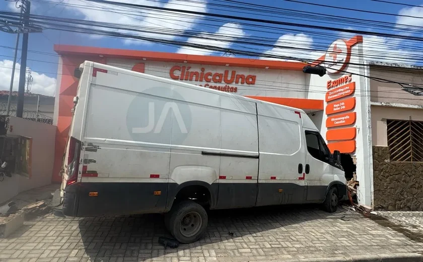 Van colide com fachada de clínica no Centro de Arapiraca