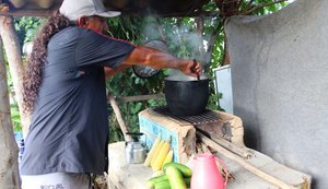 Sem gás, famílias cozinham em fogão à lenha