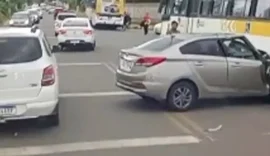 Colisão entre ônibus, carro e moto deixa homem ferido na AL-101 Norte, em Ipioca