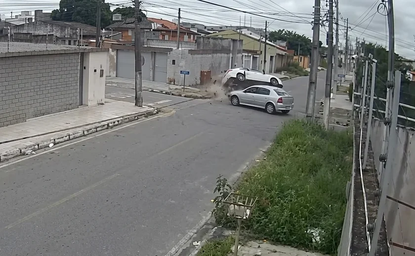 Colisão faz carro capotar em Arapiraca e motorista sai ilesa