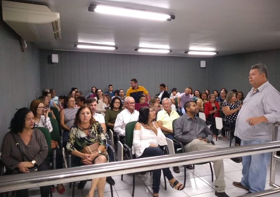 Professores denunciam atrasos e falta de compromisso de Teófilo com Educação