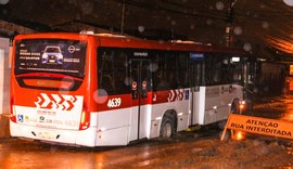 Ônibus erra desvio de obras e atola na Santa Lúcia