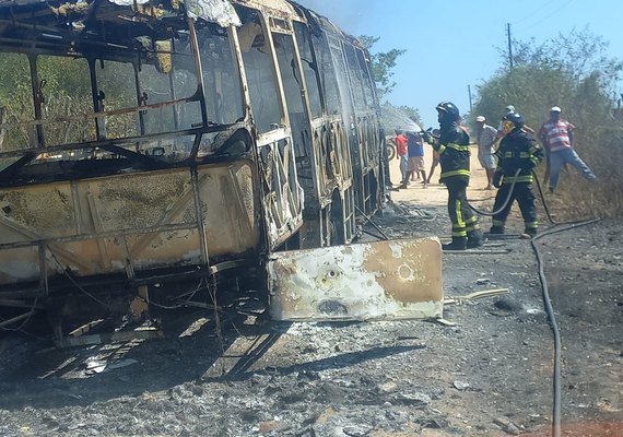 Ônibus da prefeitura de Cacimbinhas tem pane no motor e pega fogo na zona rural