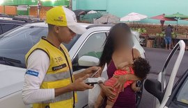 Bebê desmaia após bater com a cabeça na porta de carro