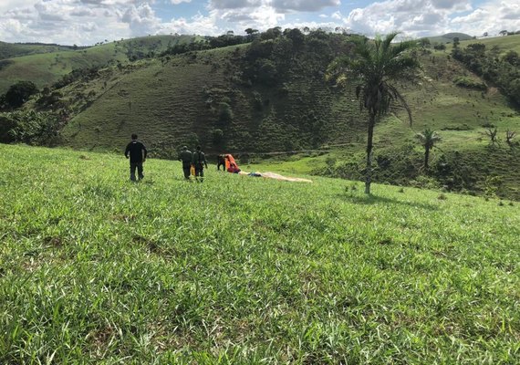 Samu Aeromédico resgata vítima de queda de parapente em local de difícil acesso