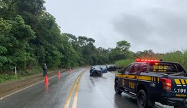 Colisão entre caminhonete e moto deixa uma pessoa morta e três feridas