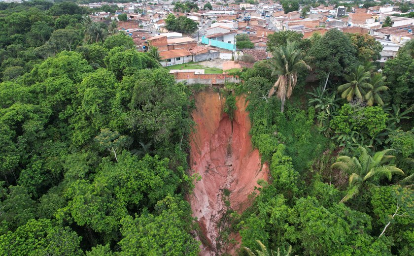 Crateras gigantes ameaçam imóveis em Maceió