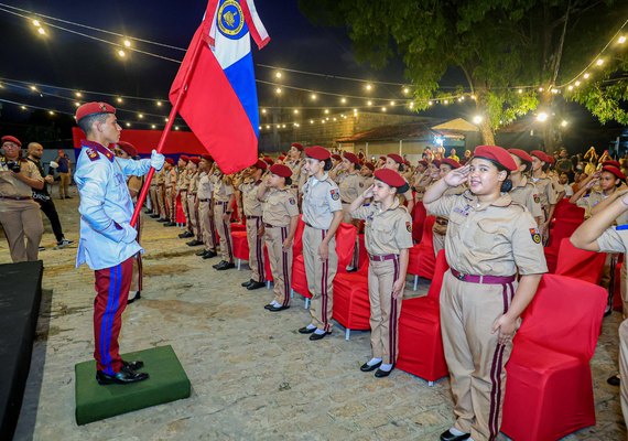 Colégio da PM de Maceió celebra entrega de boinas aos alunos do 6º ano