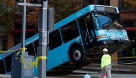 Ônibus afunda em buraco no meio da rua nos Estados Unidos