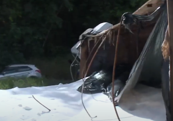 Caminhão carregado de fertilizantes tomba na Ladeira do Catolé