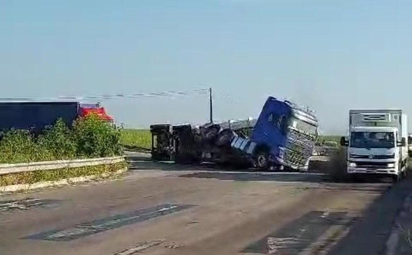 Carreta tomba em trecho da rodovia BR-101, em São Miguel dos Campos