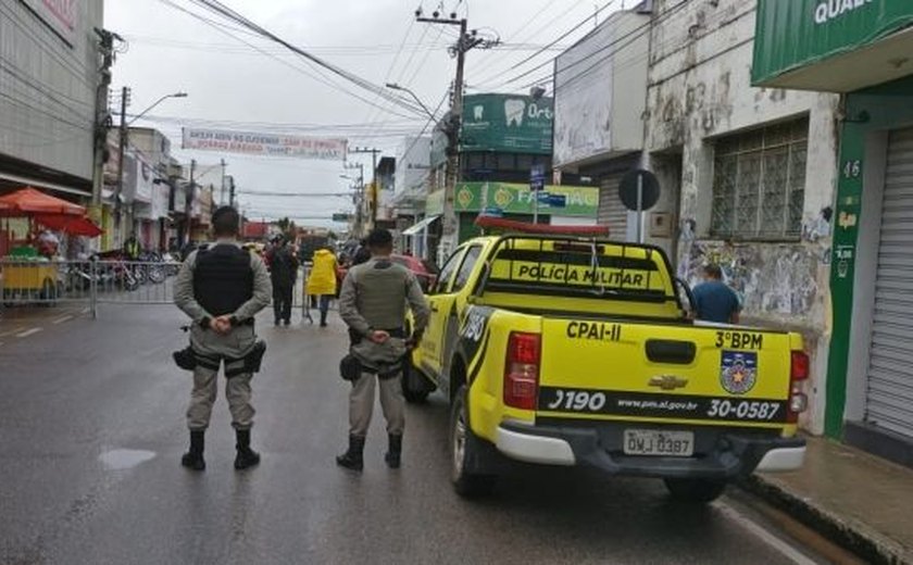 Fiscalização policial e barreiras sanitárias restringem acesso ao Centro de Arapiraca