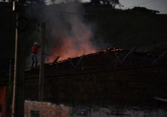 Incêndio destrói residência em São José da Laje