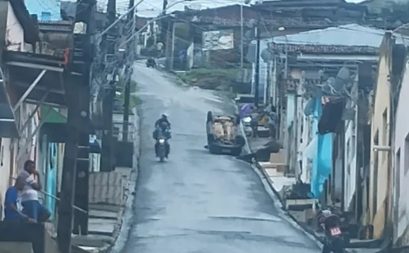 Carro capota em ladeira de Palmeira dos Índios