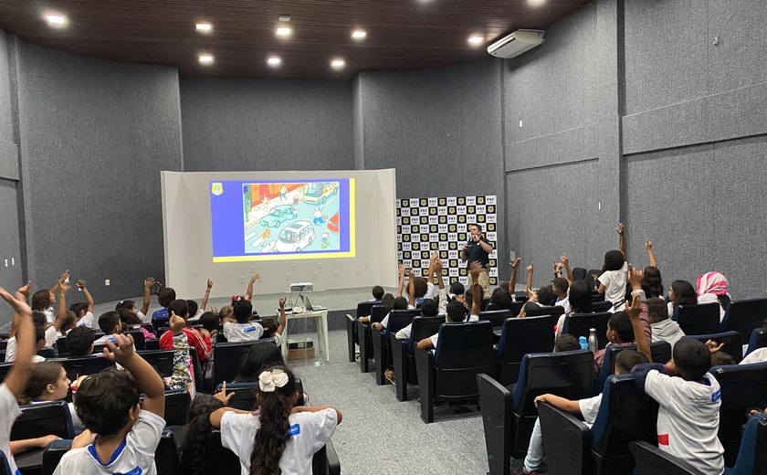 PRF/AL recebe crianças na Superintendência durante a Semana Nacional de Trânsito