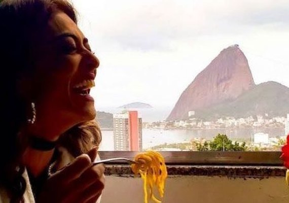Ju Paes come macarrão com salsicha em comunidade carioca