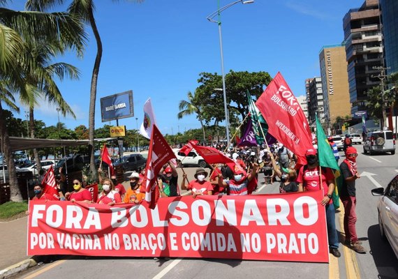 Partidos e centrais sindicais protestam contra Bolsonaro na orla de Maceió