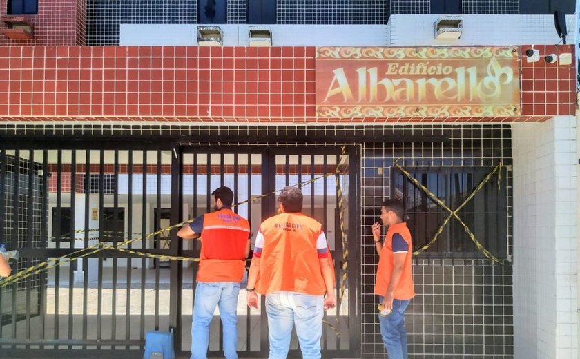 Defesa Civil de Maceió interdita edifício com rachaduras no bairro do Pinheiro