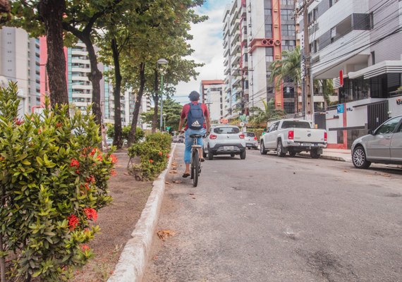 Rua Sandoval Arroxelas, no bairro da Ponta Verde, vai ganhar ciclofaixa
