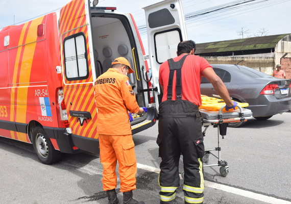 Corpo de Bombeiros socorre homem ferido após colisão entre carro e motocicleta