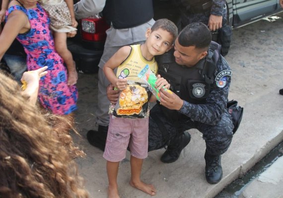 PM realiza ação social de Natal em comunidades carentes de Penedo