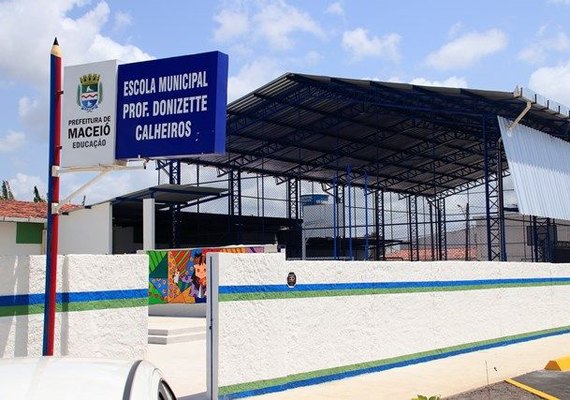 Rui Palmeira entrega quadra poliesportiva no bairro Santa Lúcia
