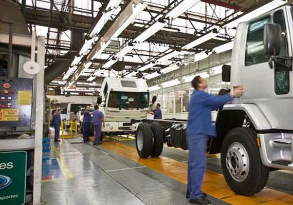 Ford concede férias coletivas e paralisa produção por 21 dias