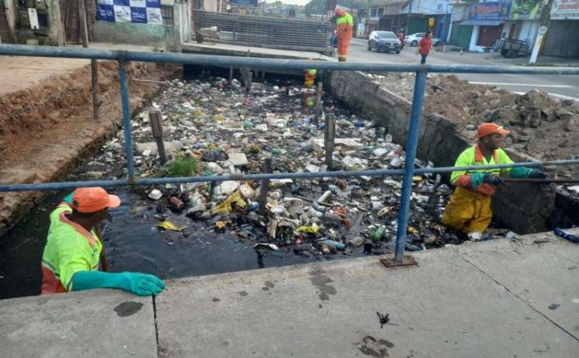 Desenvolvimento Sustentável retira mais de 15 toneladas de resíduos de canal na Levada