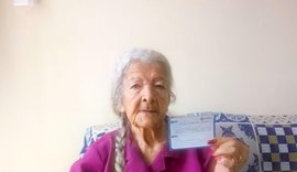 Arapiraca: aos 92 anos, mãe de jornalista é vacinada contra Covid-19