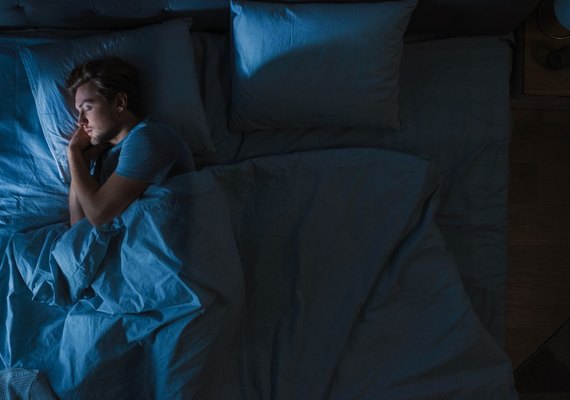 Neurologista explica por que pessoas acordam cansadas