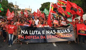 Movimentos sociais realizam ato a favor da democracia em Maceió