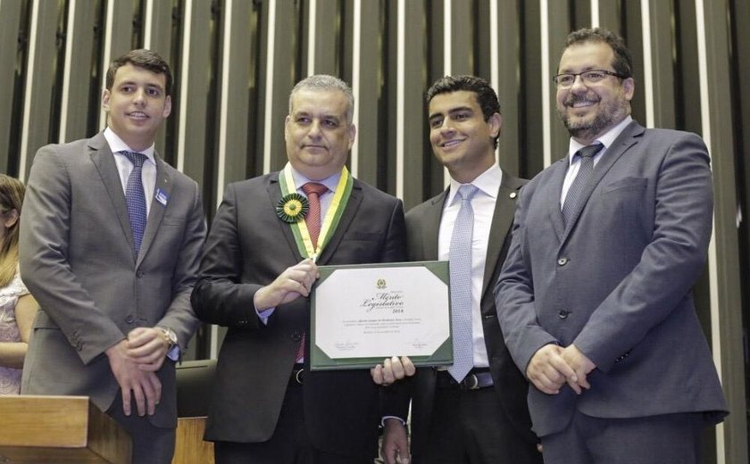 Alfredo Gaspar recebe Medalha do Mérito Legislativo, maior honraria da Câmara