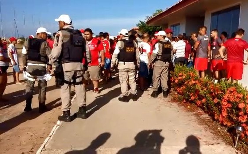 Protesto de torcedores tem agressão e cobranças a jogadores e diretoria do CRB