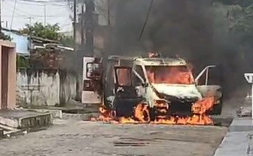 Ambulância de empresa privada pega fogo e explode no Conjunto Salvador Lyra