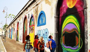 Fachadas de prédios abandonados no Jaraguá viram exposição ao ar livre