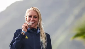 Tati Weston-Webb fica com prata e conquista 1ª medalha brasileira no surfe feminino