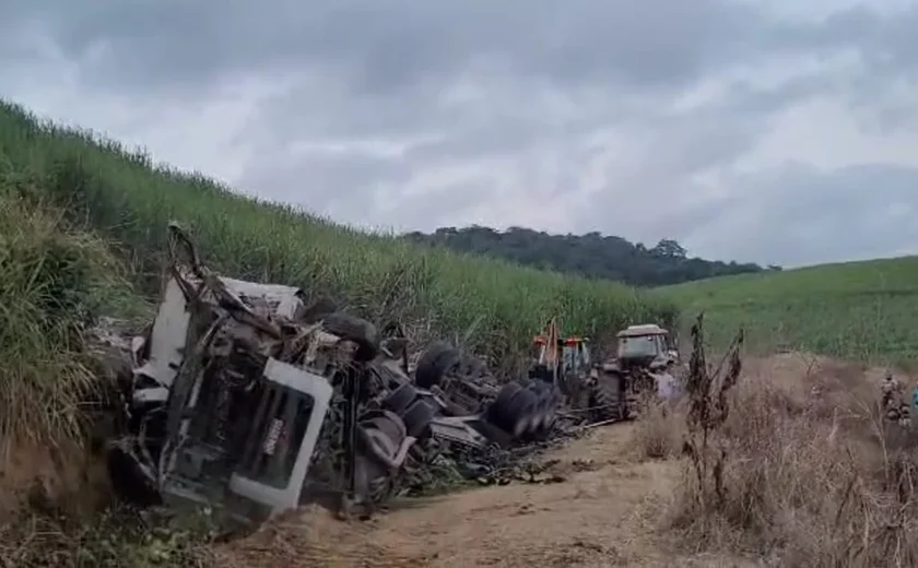 Caminhão carregado de fubá cai em ribanceira e deixa condutor morto, em São José da Laje