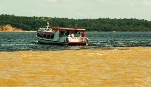 O encontro entre os rios Negro e Solimões na imensidão do rio Amazonas