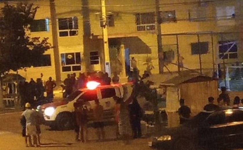 Homem é morto com 14 disparos de arma de fogo em quadra de esportes